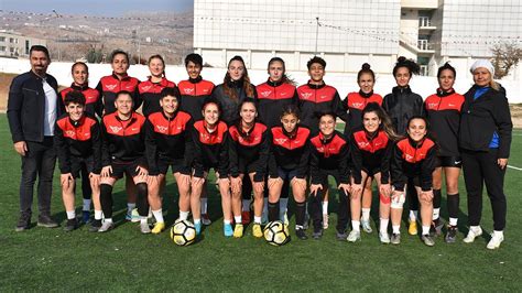 Ş­ı­r­n­a­k­ ­B­e­l­e­d­i­y­e­s­i­ ­N­u­h­s­p­o­r­ ­K­a­d­ı­n­ ­F­u­t­b­o­l­ ­T­a­k­ı­m­ı­­n­d­a­ ­h­e­d­e­f­ ­S­ü­p­e­r­ ­L­i­g­